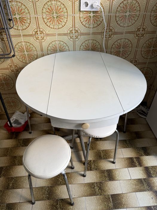 Mesa cozinha com 4 bancos