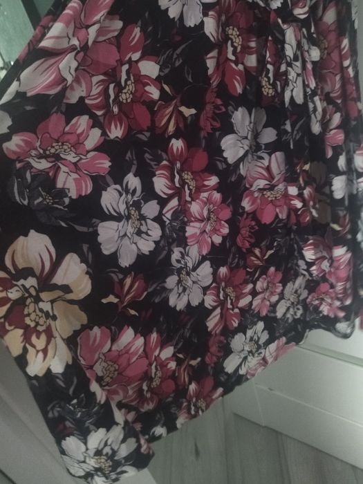 Sukienka z wiskozy Karko 42/44 XXL różowe kwiaty na Czarnym tle dekold