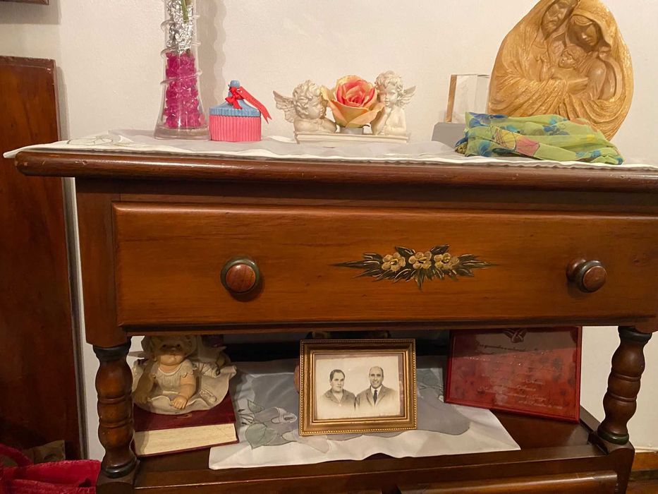 Móvel clássico em madeira maciça