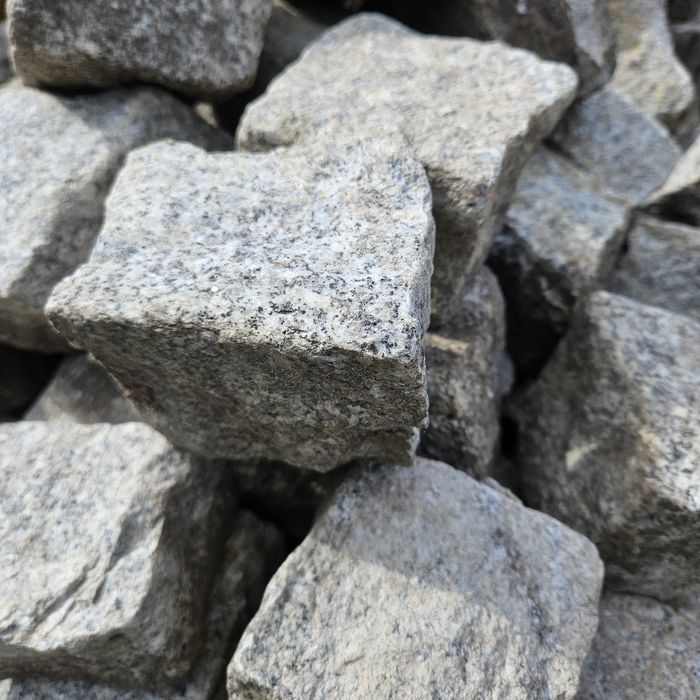 Granit . Palisada oporniki. Obrzeża granitowe. Kostka granitowa.