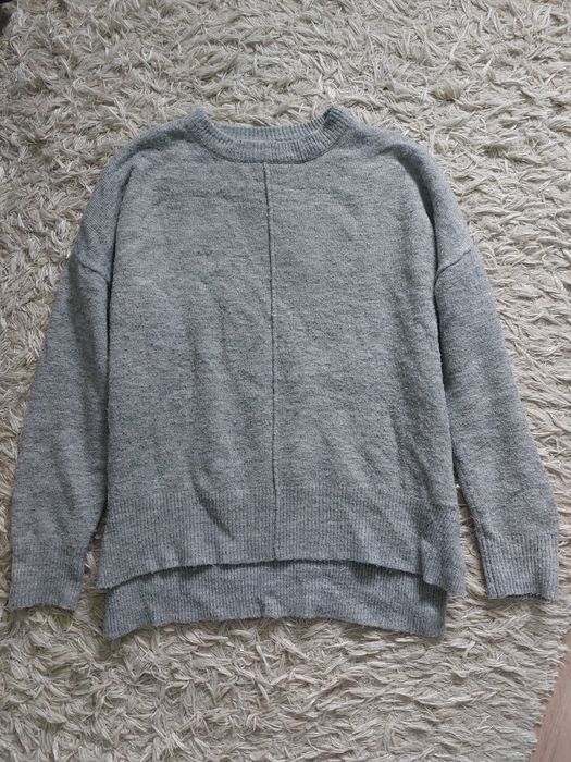 Szary sweter z ozdobnym szwem