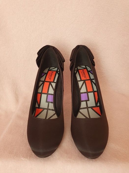 Стильні туфлі на високому каблуку