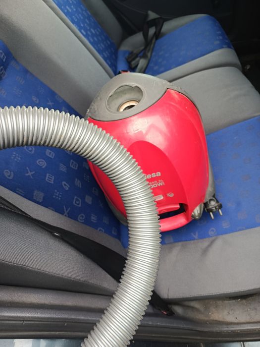 Aspirador Ufesa com fio