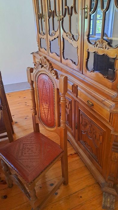 Conjunto de armário, mesa e 8 cadeiras de sala