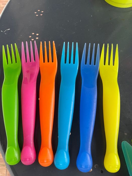 Garfos e facas coloridas