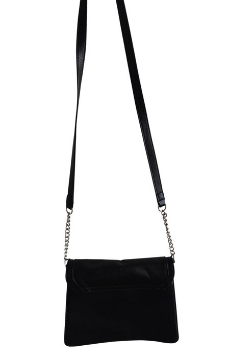 Markowa skórzana czarna torebka Guess na ramię kuferek