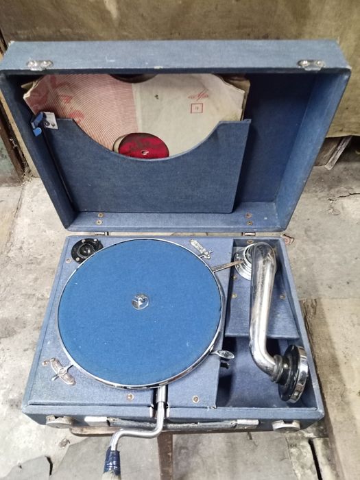 Продам патефон .