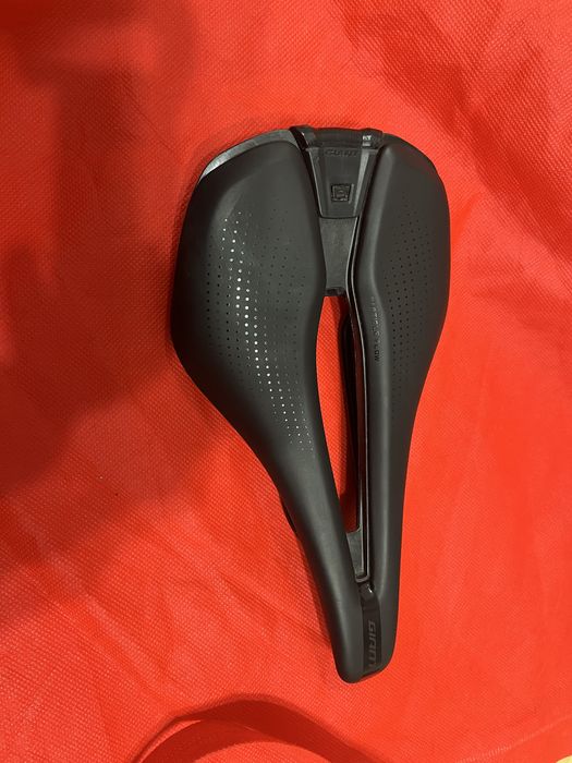 Siodełko Giant Fleet SL + Zintegrowana systemowa lampka!