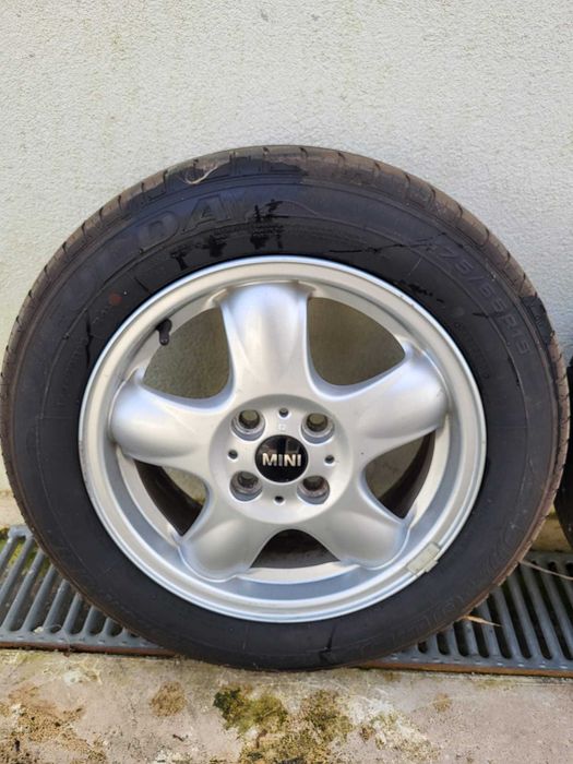 Pneus e Jantes de Mini em Excelente Estado