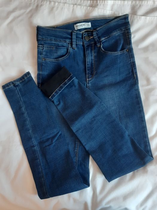 Niebieskie jeansy skinny