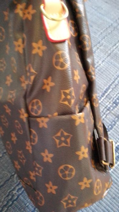 Mochila impecável sem marca de uso