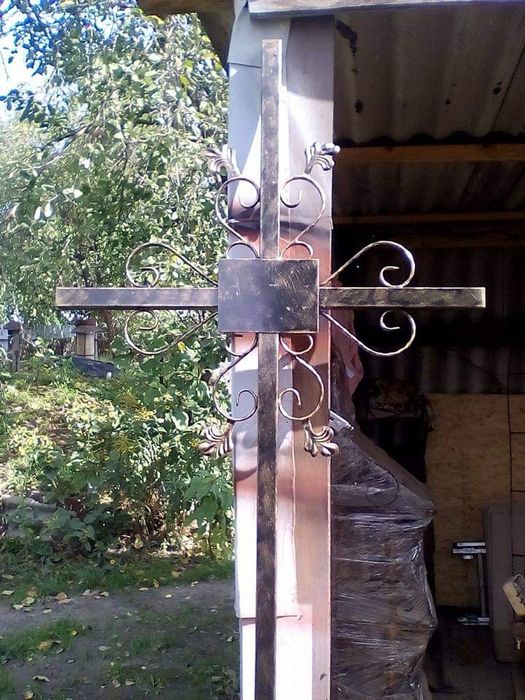 Оградкі та хрести, лавочки столи, гробниці