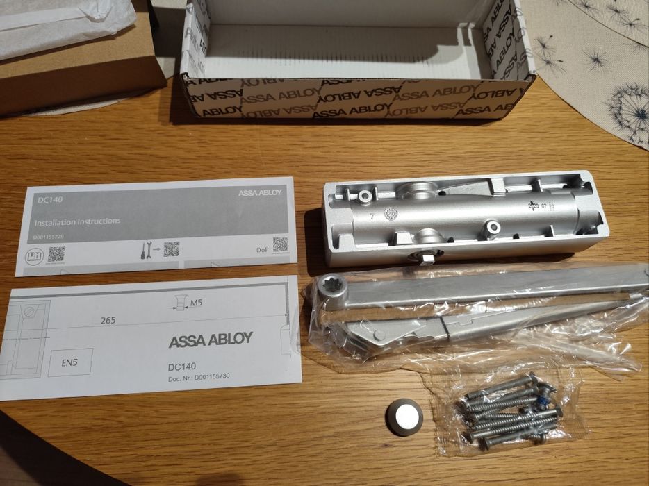 Samozamykacz ramieniowy DC140 do drzwi srebrny Assa Ablo y