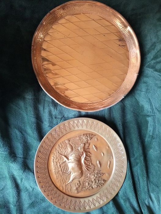 2 Objetos antigos em cobre trabalhado - Pratos, Tabuleiros*