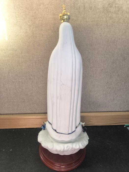 Imagem de Nossa Senhora de Fátima em porcelana 
​A base representa a apa