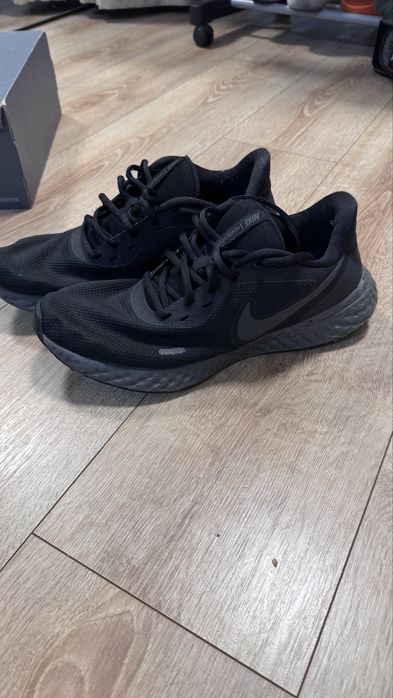 кроссовки Nike Revolution 5 для бега в черном цвете.