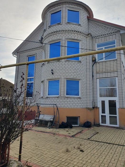 Продаётся добротный 3-х эт.дом в Константиновке для большой семьи.