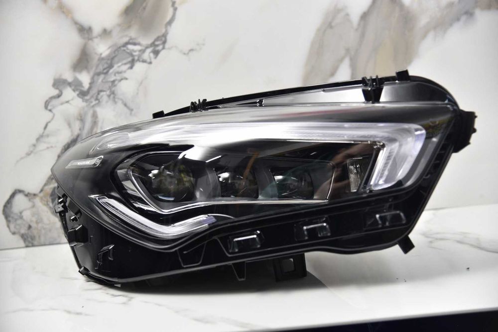 FAROL DIREITO – MERCEDES-BENZ CLA (2019–2023)