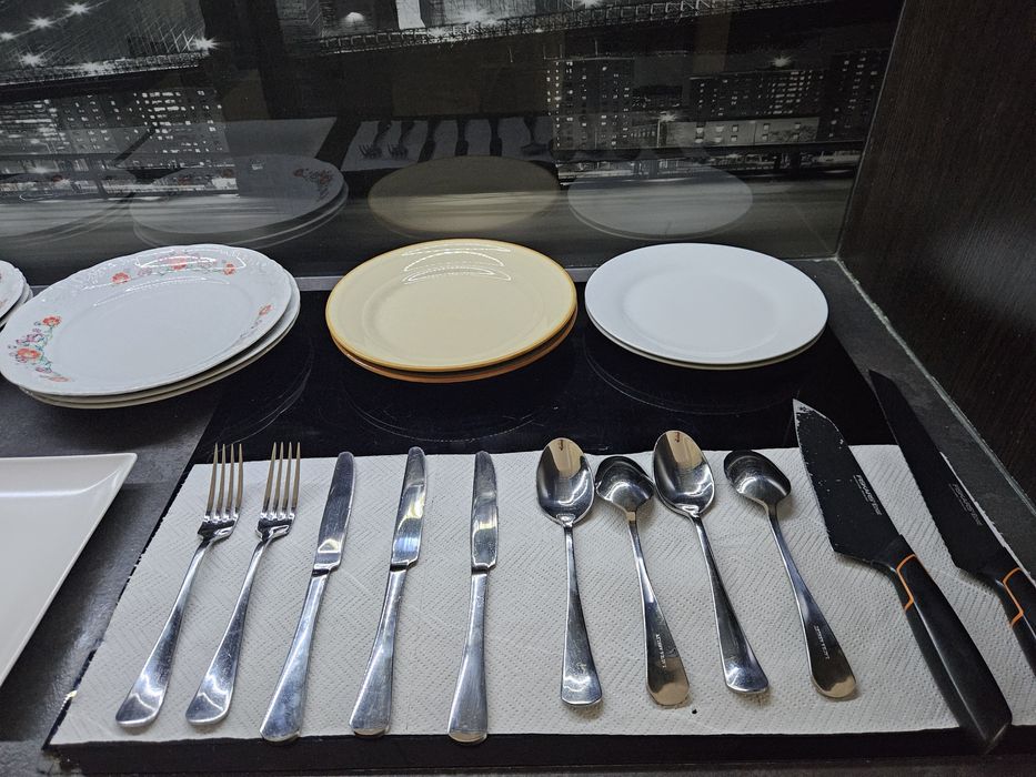 Zastawa stołowa: talerze, sztućce, naczynie do pieczenia żaroodporne