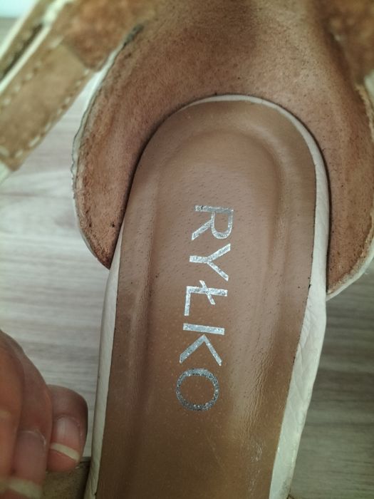 Kremowe , skórzane sandały na koturnie 38