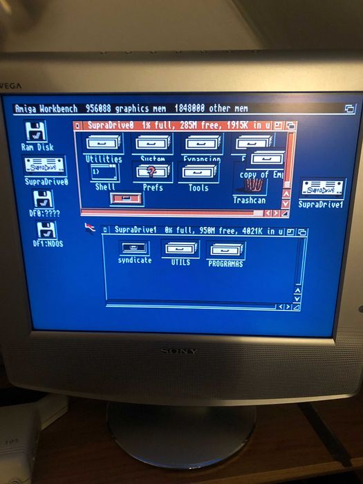 Commodore Amiga 2000 com acessórios.