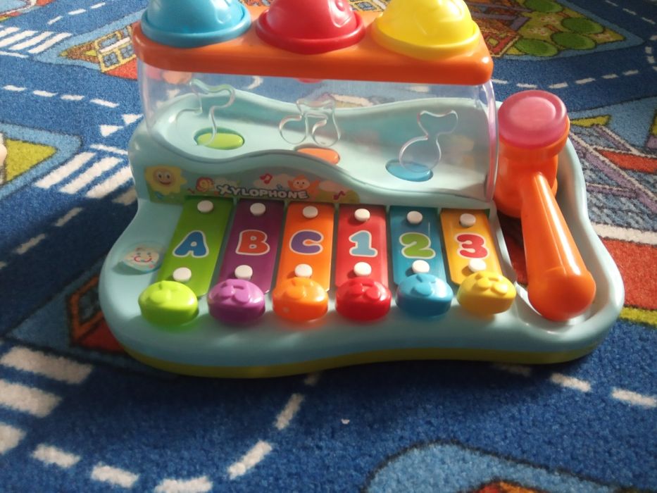 Cymbałki z kulkami i młotkiem