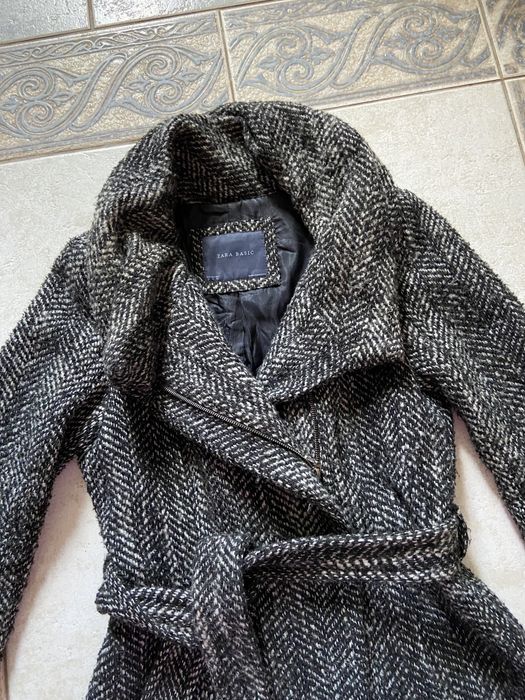 Wełniany wiązany płaszcz w jodełkę Zara S