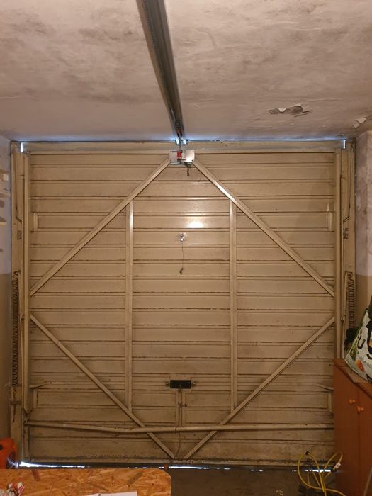 Portão elétrico de garagem Pornova