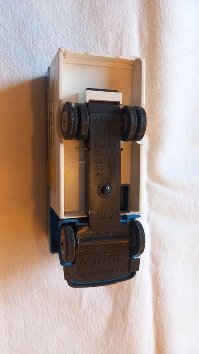 miniatura colecionável Norev Saviem SG4 "Racing Team Jimmy Mieusset", um camião em escala 1:43 produzido em plástico.