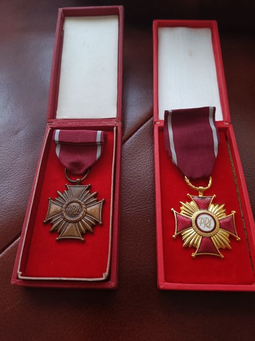 Dwa ordery PRL. Brązowy za zasługi i złoty.