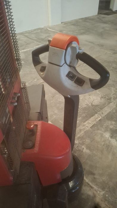 Porta paletes eléctrico todo o terreno