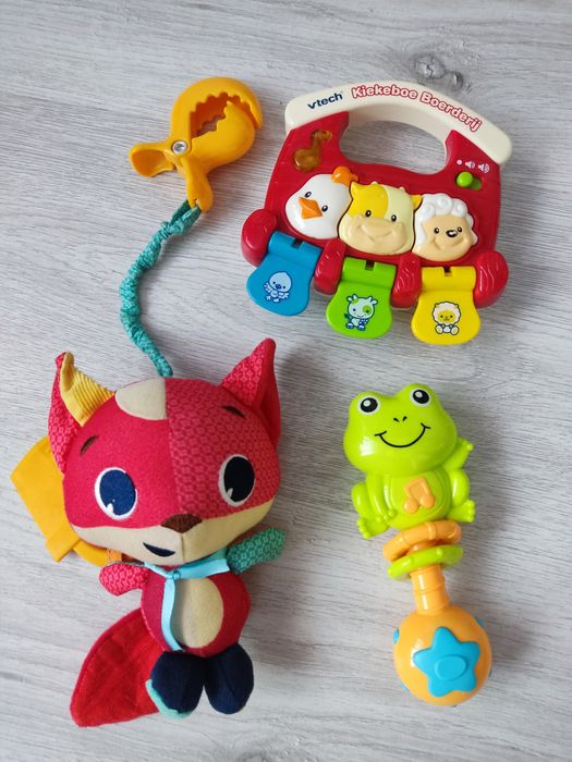Zestaw zabawek interaktywnych przywieszka dźwięki światła Fisher price
