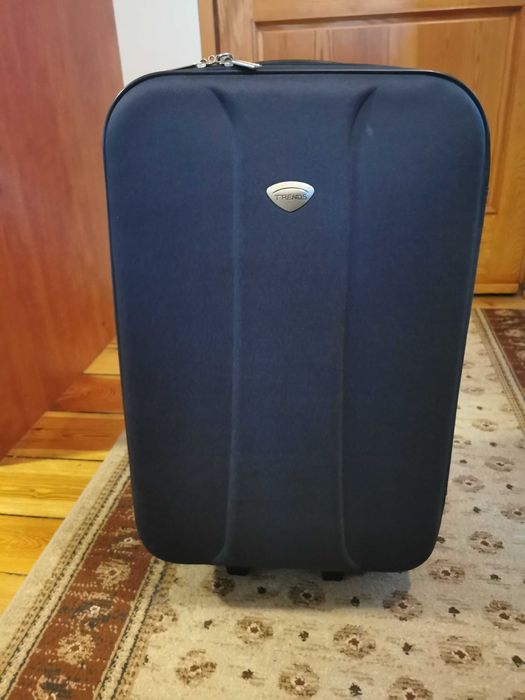 Średnia walizka bez kółka