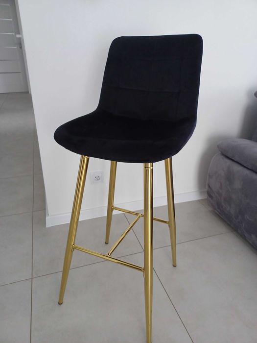Hoker, krzesło barowe. Czarny welur, złote nogi