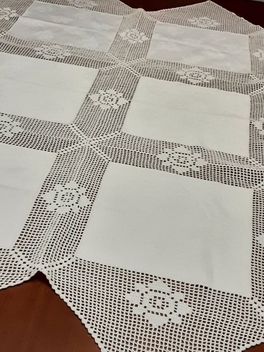 Grande pano de mesa com quadrados algodão  estampado  e croché