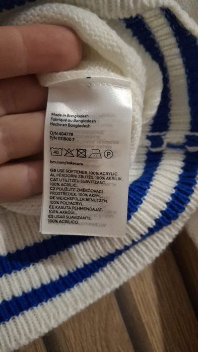 білий светр H&M із синім малюнком бульдога Yale