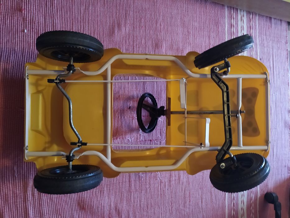 Carrinho a pedais antigo, marca Injusa