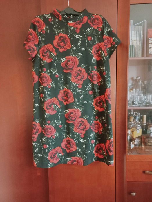 Czarna sukienka w czerwone róże TU rozmiar 16