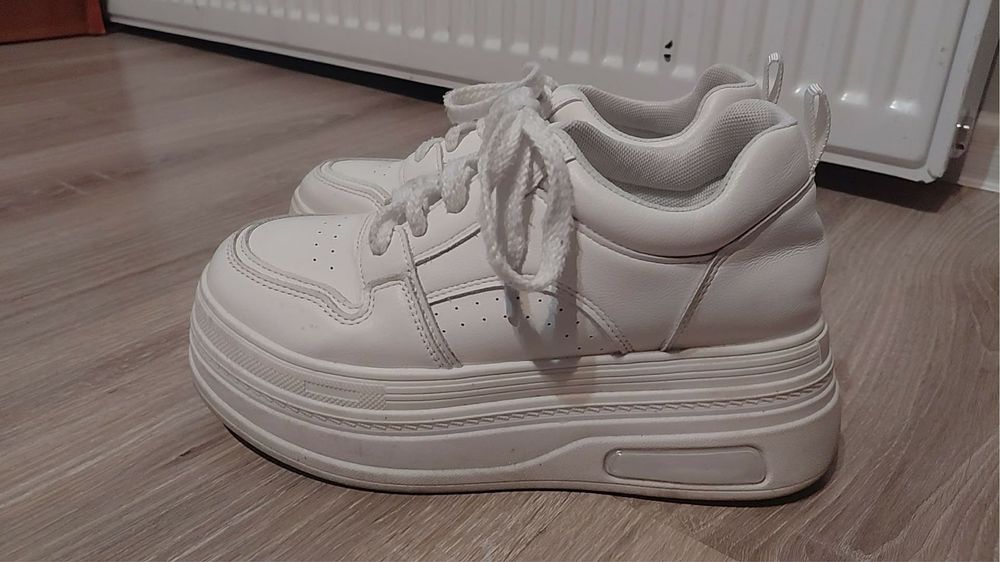 Buty na wysokiej platformie 38