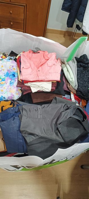 Lote de roupa NOVA , com etiqueta - Aproximadamente 1000 peças