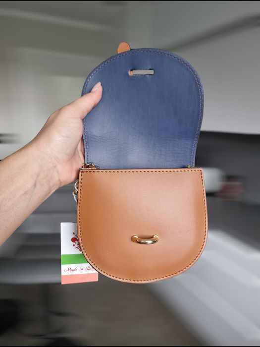 Mała skórzana damska torebka na złotym odpinanym łańcuszku Włochy