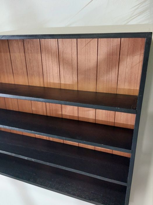 Móvel para canecas em madeira