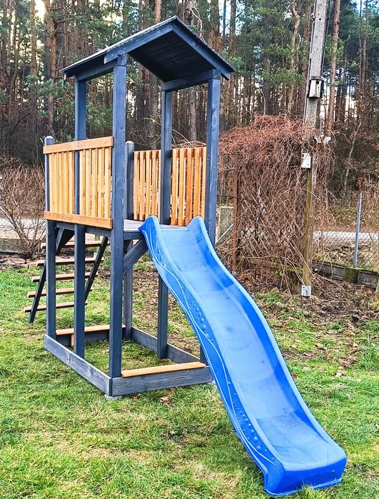 Plac zabaw sz.84 dł.160 domek z tarasem, ślizg, huśtawka, piaskownica