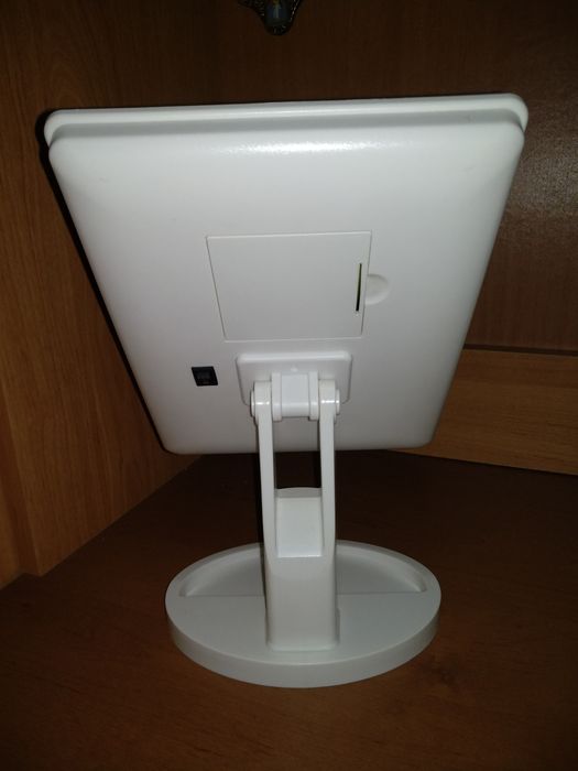 Косметическое зеркало с подсветкой; калькулятор