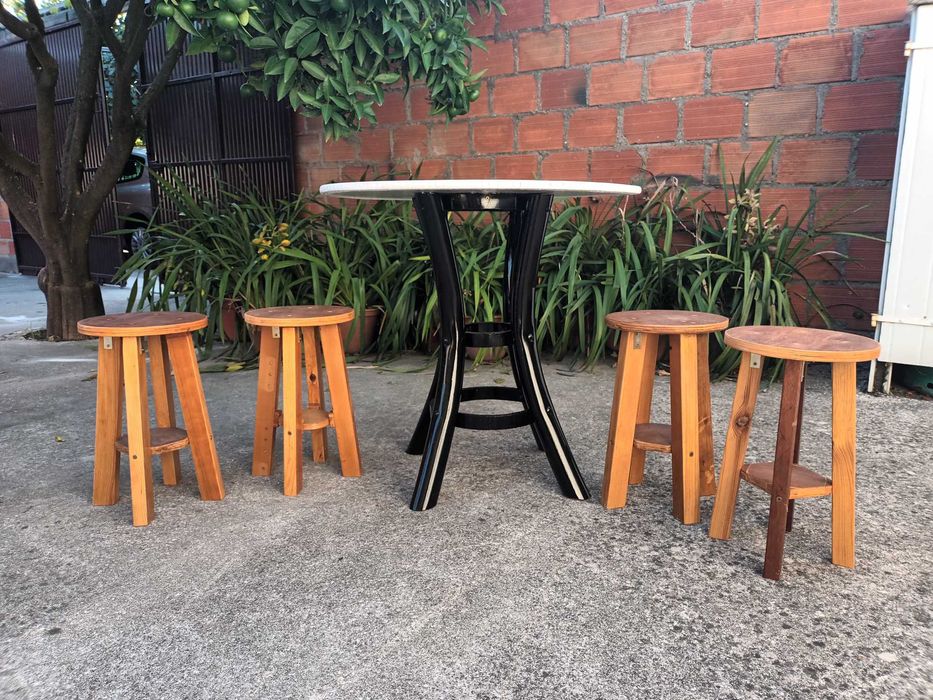 Mesa artesanal + 4 bancos