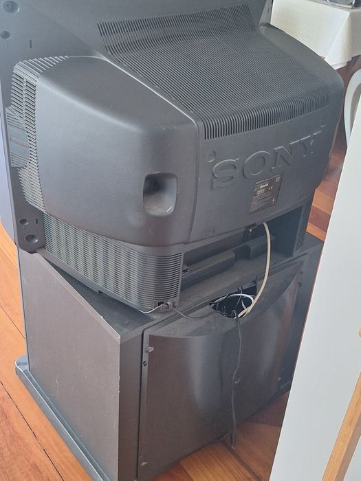Tv Sony Trinitron cores a funcionar