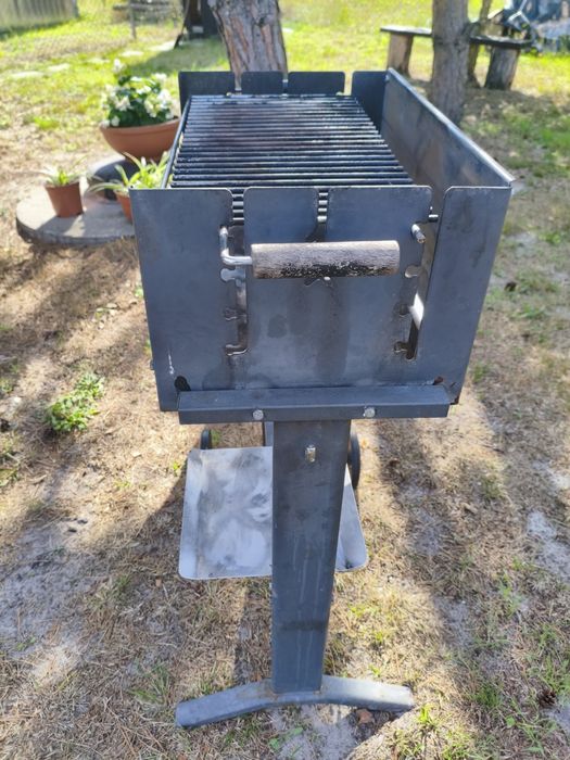 Grill metalowy z rusztem