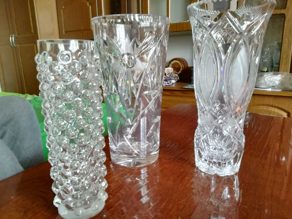 Вазы, вазочки, стопки, ложечки.