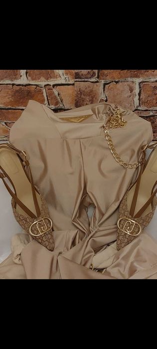 Efektowne perłowe leginsy z ozdobnymi detalami Marki Fame Icon