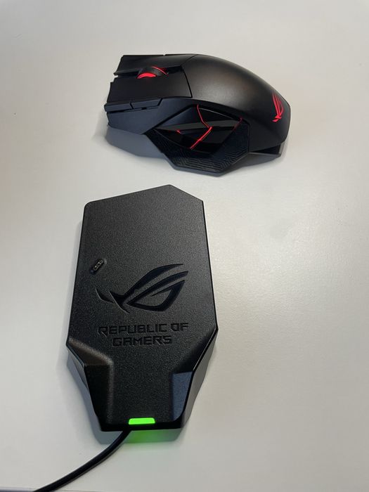 Rato Gaming ROG SPATHA wireless com base e caixa de transporte.
